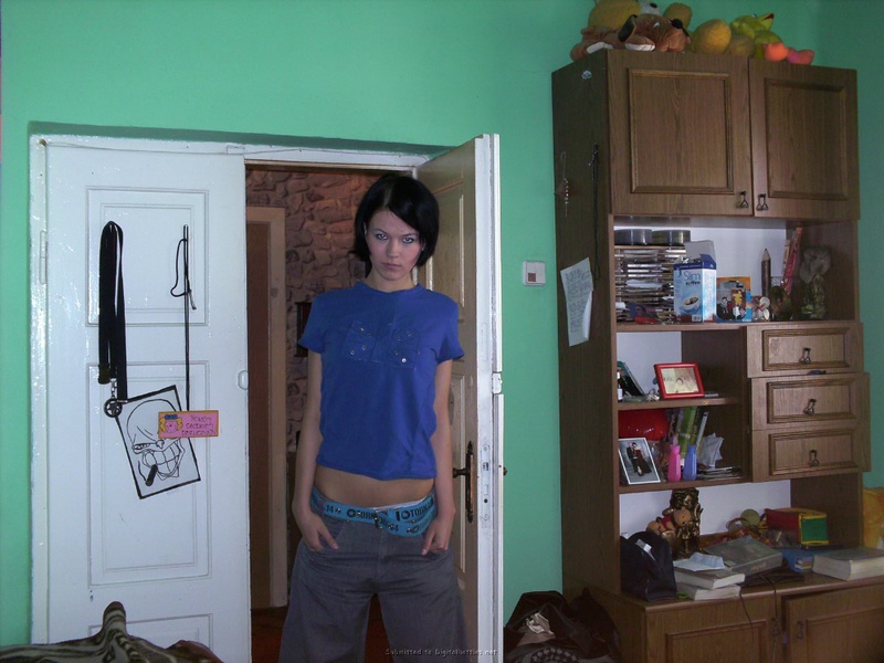 Худая брюнетка получает кайф от позирования голой 4 фото Худая брюнетка получает кайф от позирования голой 4 фото