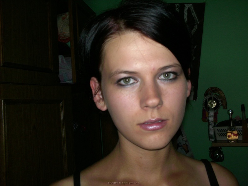 Худая брюнетка получает кайф от позирования голой 11 фото Худая брюнетка получает кайф от позирования голой 11 фото