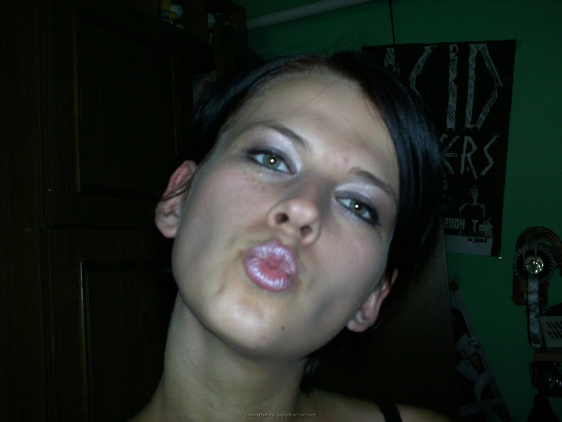 Худая брюнетка получает кайф от позирования голой 10 фото Худая брюнетка получает кайф от позирования голой 10 фото