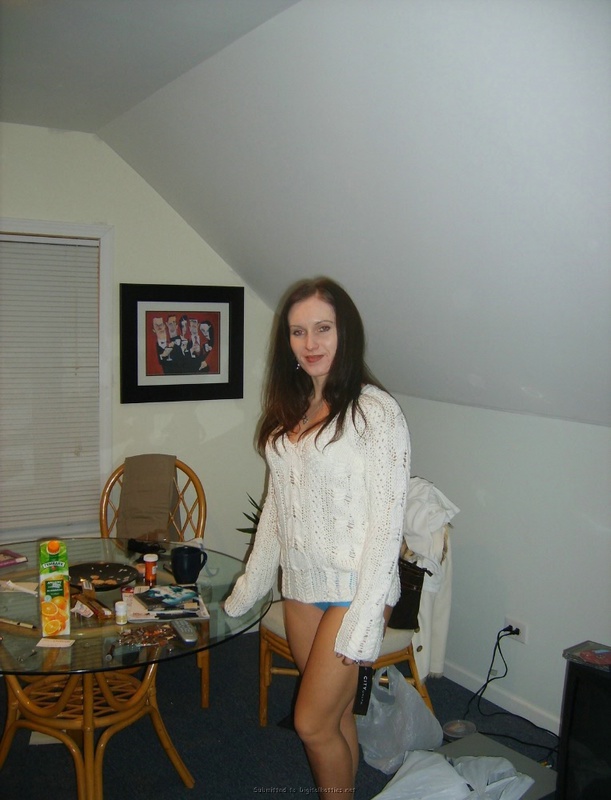 Сексуальная брюнетка шалит на постели голышом 11 фото