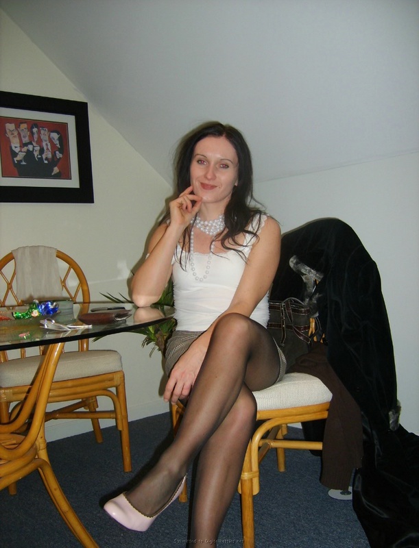 Сексуальная брюнетка шалит на постели голышом 13 фото