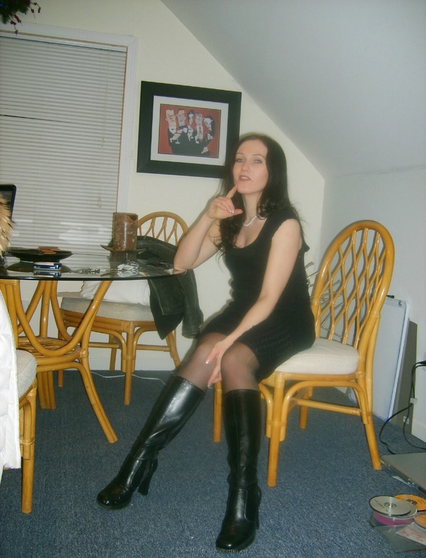 Сексуальная брюнетка шалит на постели голышом 19 фото