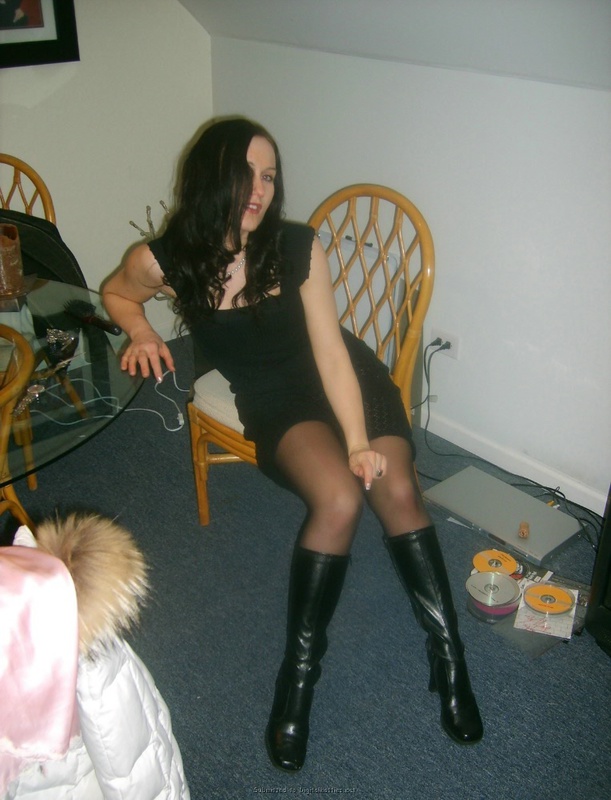 Сексуальная брюнетка шалит на постели голышом 22 фото