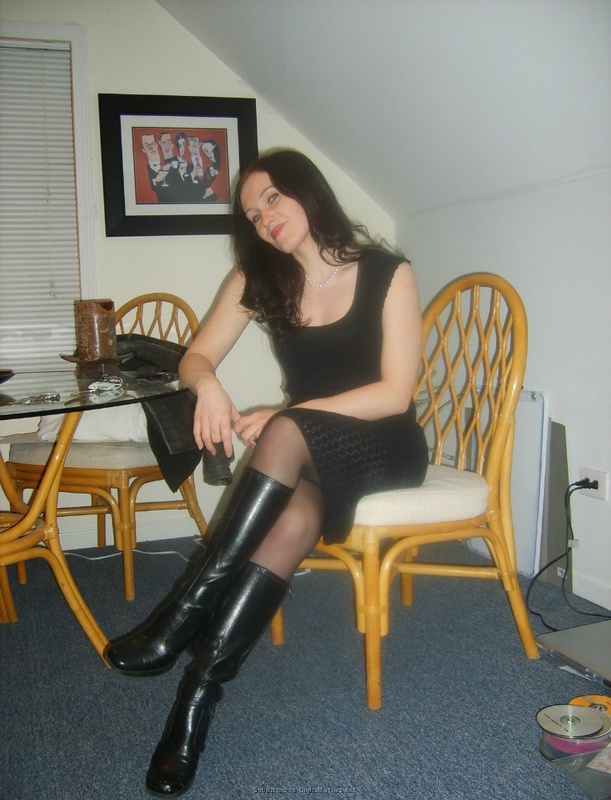 Сексуальная брюнетка шалит на постели голышом 18 фото