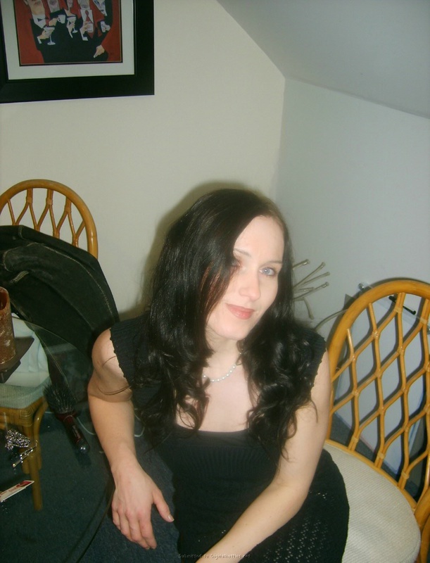 Сексуальная брюнетка шалит на постели голышом 21 фото