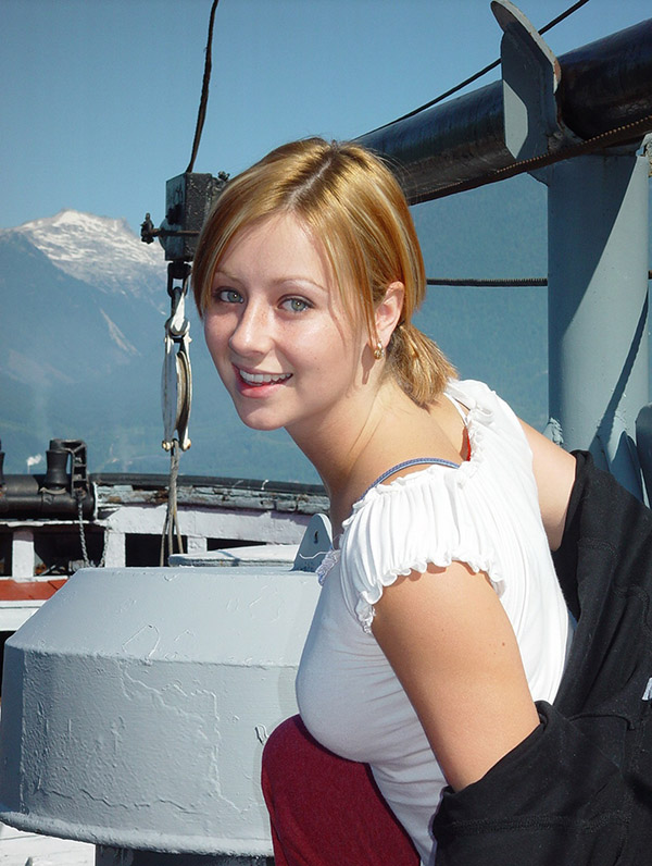 Выставляет горячие сиськи наружу 1 фото