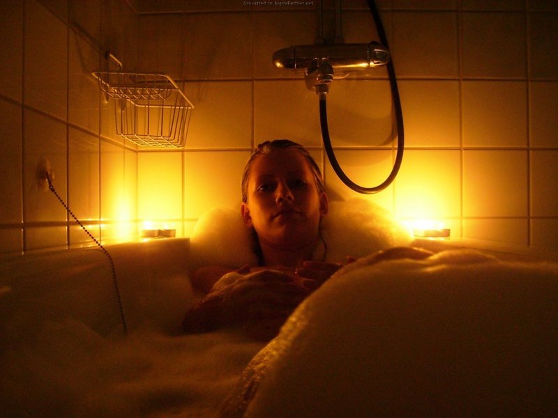 Подруга в нижнем белье показывает всю себя без одежды 13 фото