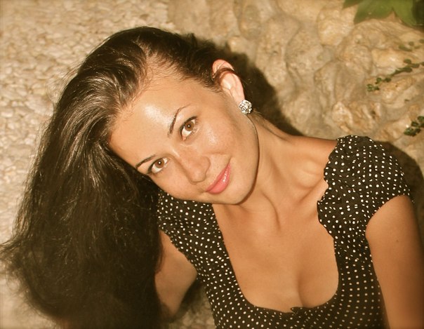 Сексапильная брюнетка обожает делать снимки на природе голышом 2 фото