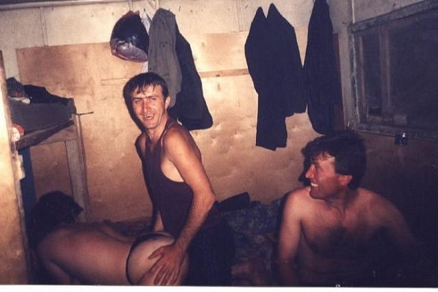 Пьяные строители трахают девок на съемной квартире 2 фото