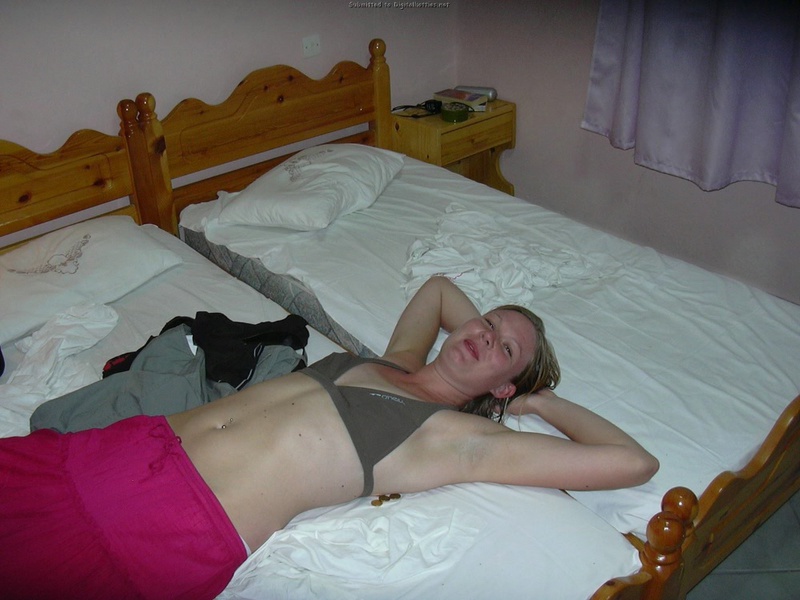 Муж щекочет жене волосатую писю перед супружеским сексом 3 фото