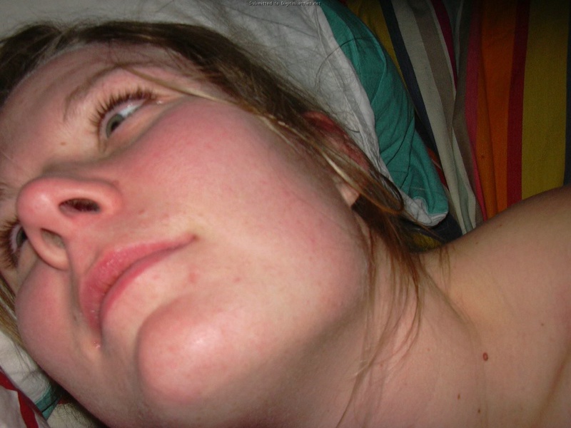 Муж щекочет жене волосатую писю перед супружеским сексом 25 фото