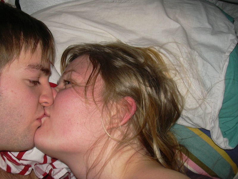 Муж щекочет жене волосатую писю перед супружеским сексом 27 фото