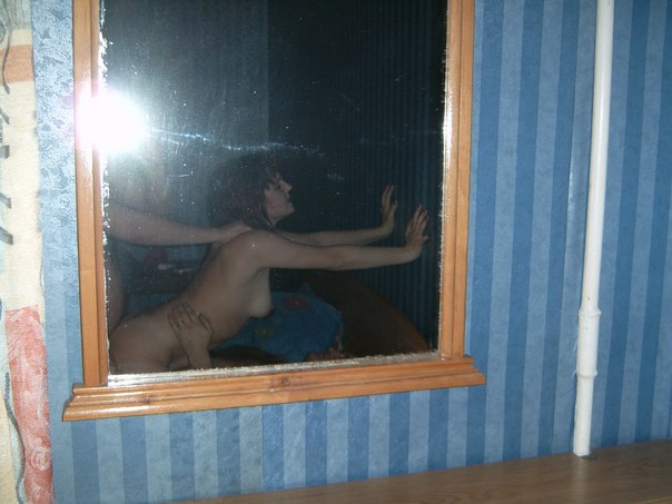 Голая милашка с подстриженой писей сосет два члена 2 фото