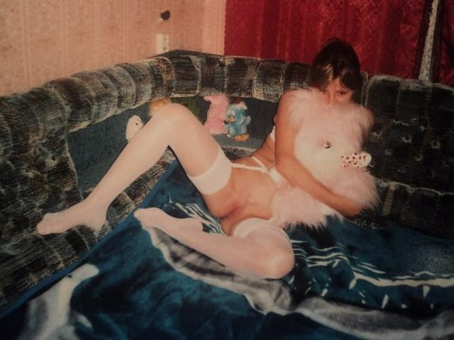 Винтажные кадры очаровательной девушки в черных и белых чулках 6 фото