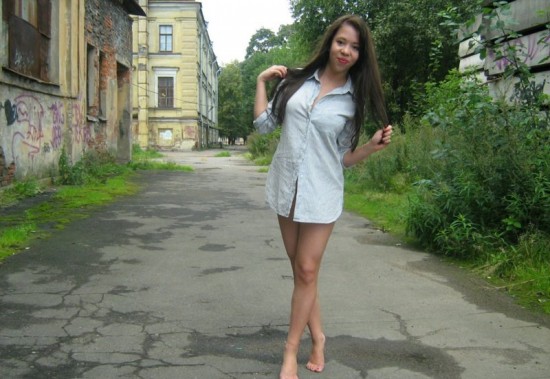 Мокрощелка залезла на стройку и голышом принимает позы 5 фото Мокрощелка залезла на стройку и голышом принимает позы 5 фото