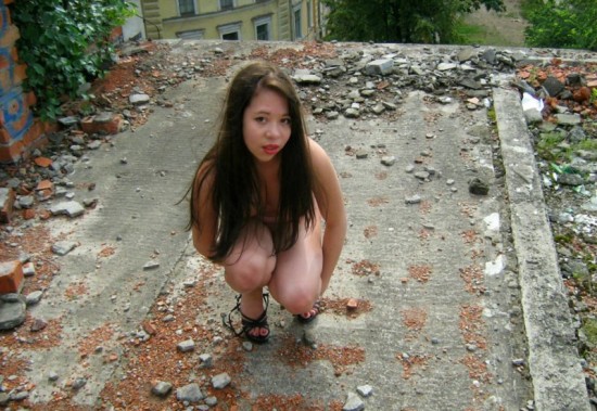 Мокрощелка залезла на стройку и голышом принимает позы 11 фото Мокрощелка залезла на стройку и голышом принимает позы 11 фото