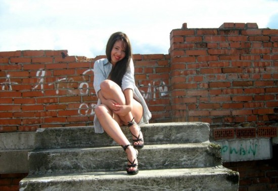 Мокрощелка залезла на стройку и голышом принимает позы 10 фото Мокрощелка залезла на стройку и голышом принимает позы 10 фото