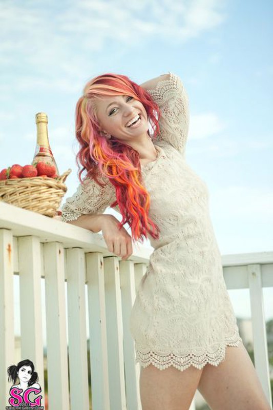 Неформалка с красными волосами разделась на балконе 5 фото