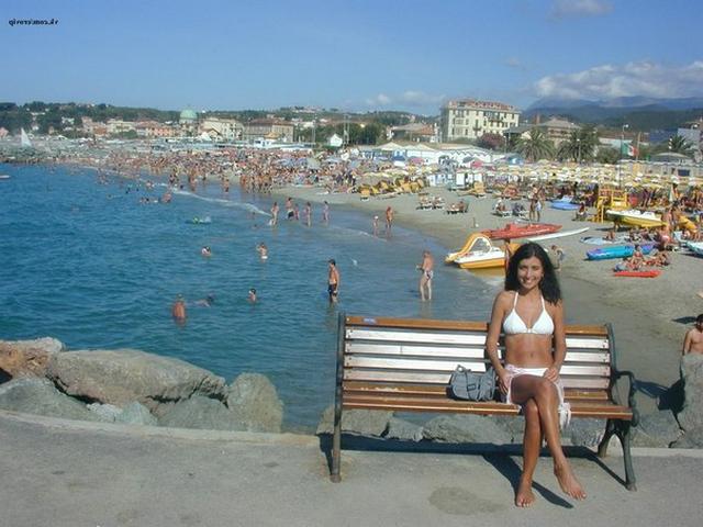 Стройная брюнетка отдыхает на островах в Греции одна 4 фото Стройная брюнетка отдыхает на островах в Греции одна 4 фото