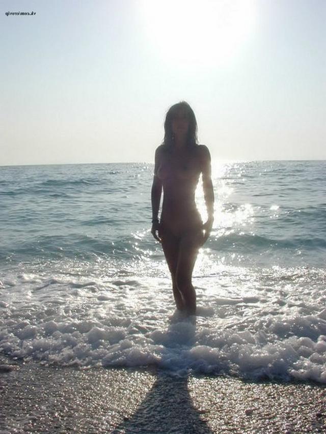 Стройная брюнетка отдыхает на островах в Греции одна 7 фото Стройная брюнетка отдыхает на островах в Греции одна 7 фото