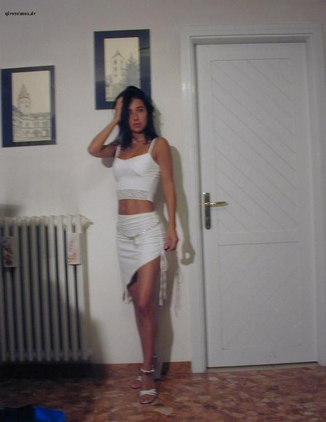 Стройная брюнетка отдыхает на островах в Греции одна 11 фото Стройная брюнетка отдыхает на островах в Греции одна 11 фото