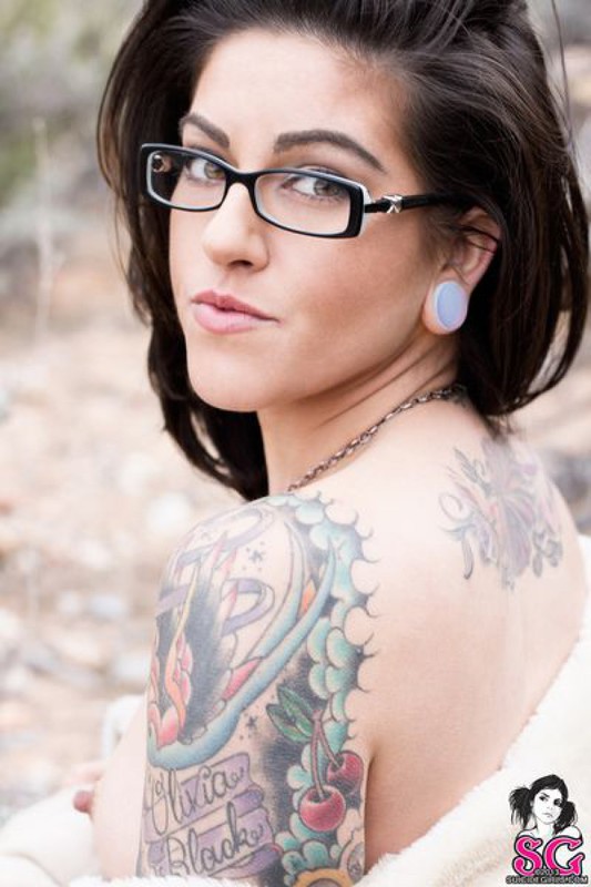 Страстная брюнетка голая на природе 9 фото