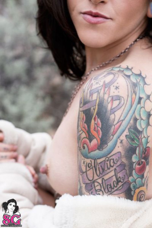 Страстная брюнетка голая на природе 18 фото