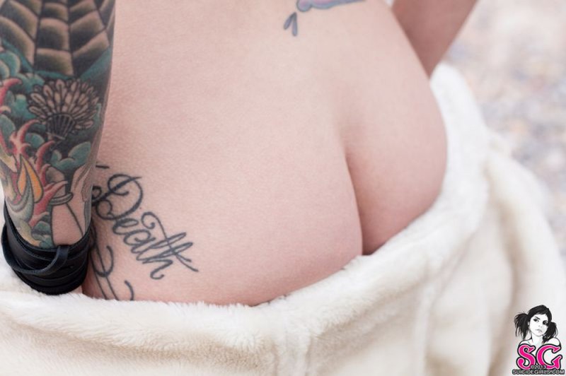 Страстная брюнетка голая на природе 2 фото