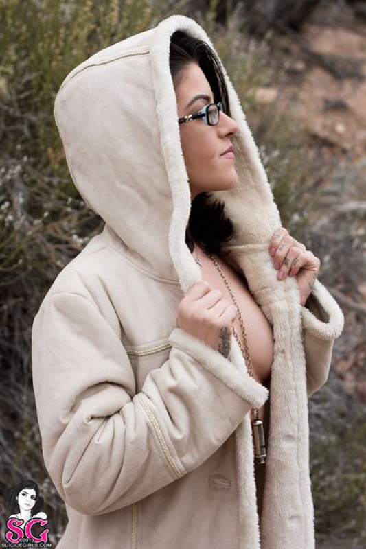 Страстная брюнетка голая на природе 15 фото