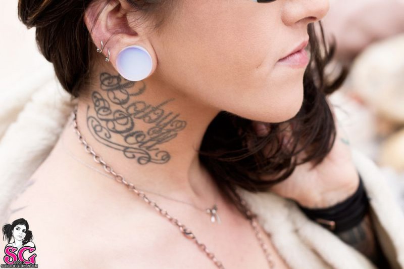 Страстная брюнетка голая на природе 27 фото