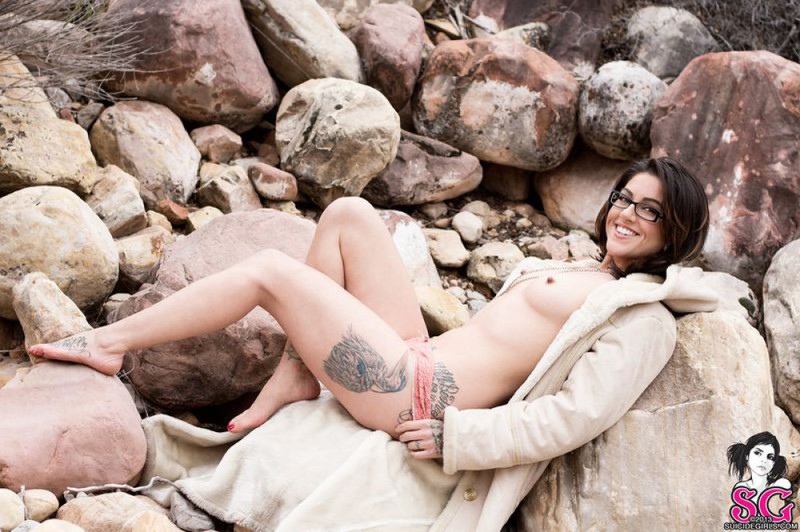 Страстная брюнетка голая на природе 29 фото