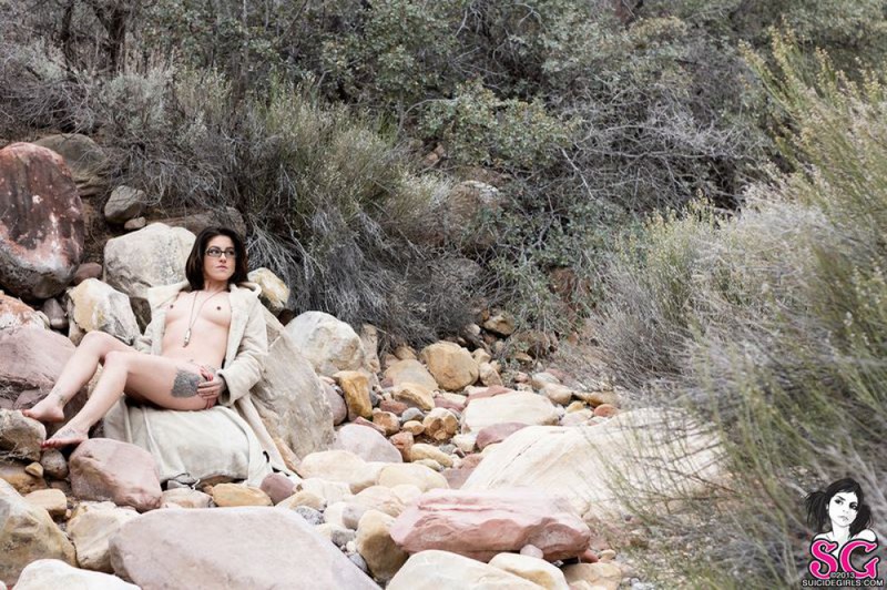 Страстная брюнетка голая на природе 19 фото