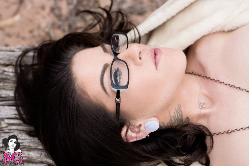 Страстная брюнетка голая на природе 22 фото