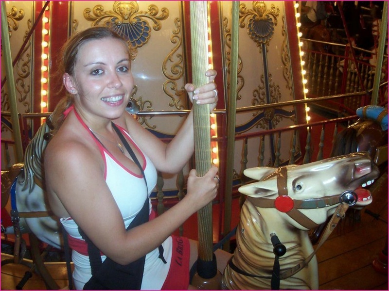 Жопастая бабенка благодарит мужа минетом за уик-энд на море 3 фото