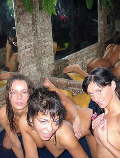 Маленькое шоу трех худеньких брюнеток