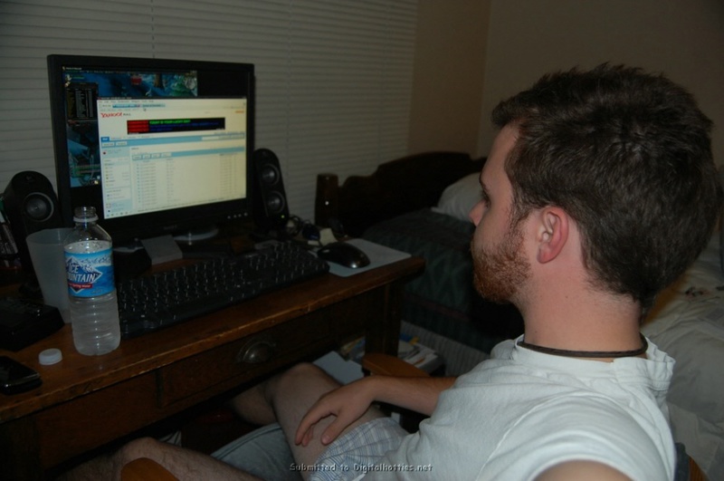 Спускает трусы для парня дома 1 фото