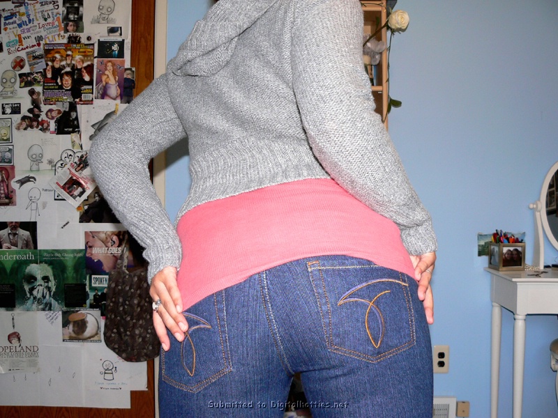 Спускает трусы для парня дома 21 фото