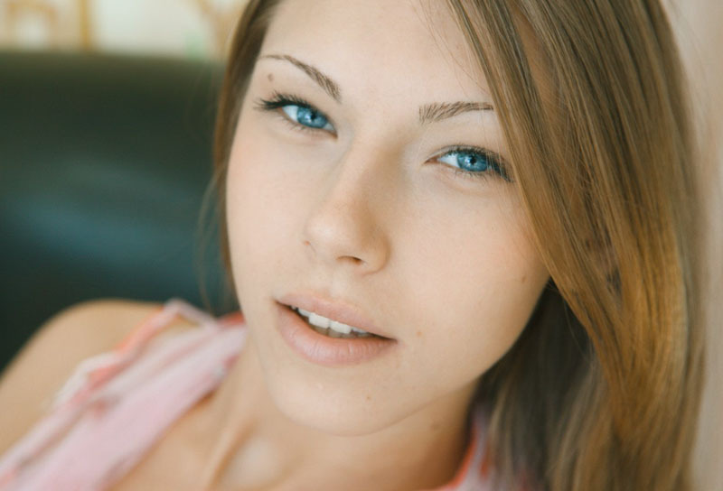 Худая милашка выложила в Твиттер подборку своей эротики 1 фото