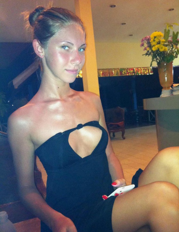 Худая милашка выложила в Твиттер подборку своей эротики 3 фото