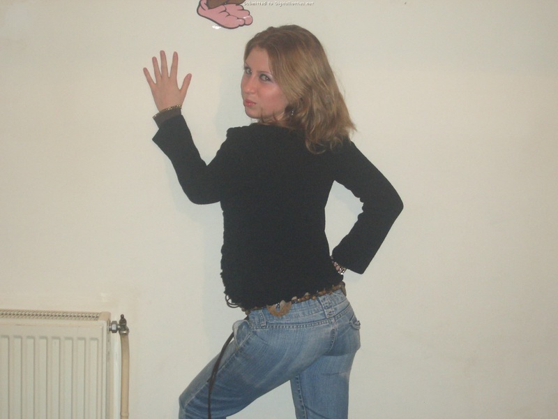 Чертовка ждет мощных проникновений фаллоса в себя 1 фото