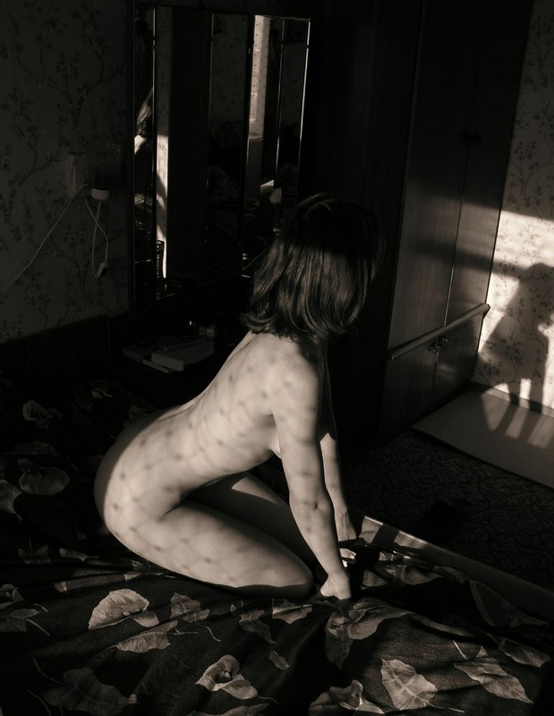 Провинциальная 22-летняя сучка позирует на камеру 5 фото