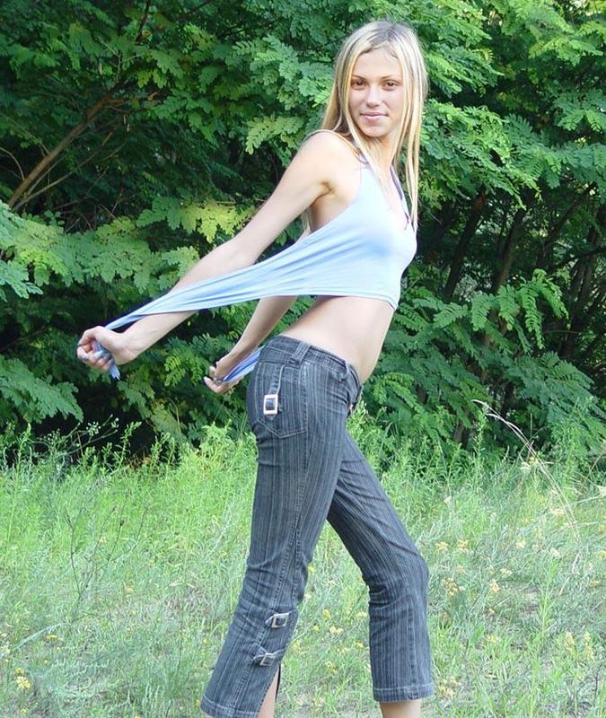 Голая хрупкая девушка позирует на свежем воздухе 7 фото Голая хрупкая девушка позирует на свежем воздухе 7 фото