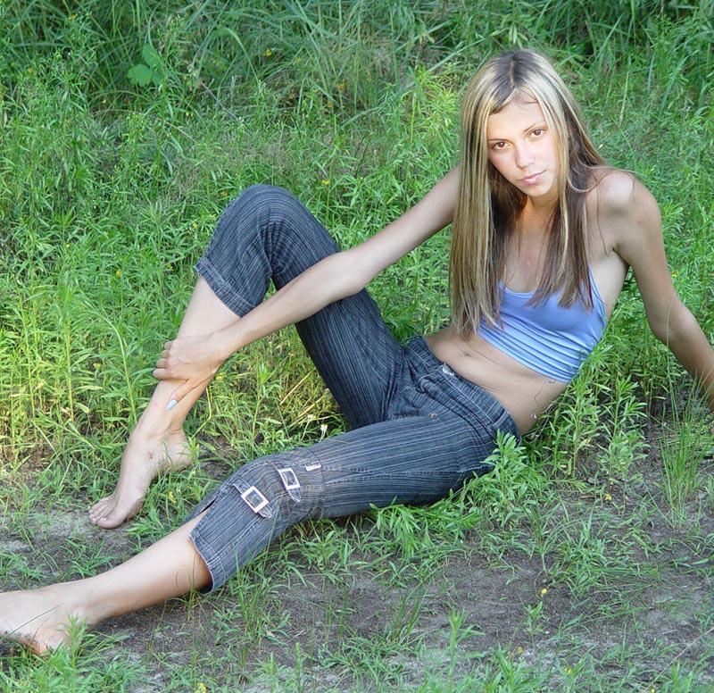 Голая хрупкая девушка позирует на свежем воздухе 2 фото Голая хрупкая девушка позирует на свежем воздухе 2 фото
