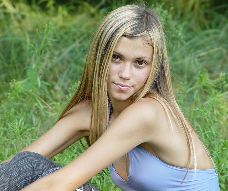 Голая хрупкая девушка позирует на свежем воздухе 1 фото Голая хрупкая девушка позирует на свежем воздухе 1 фото