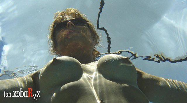 Девушки выходят в жару на природу и на пляжи 9 фото