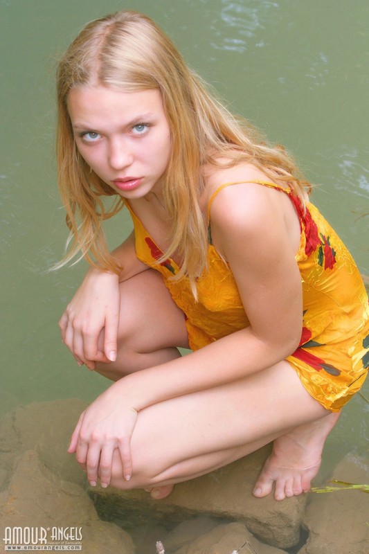 Белокурая студентка оголилась в лесу и красуется пилоткой 1 фото