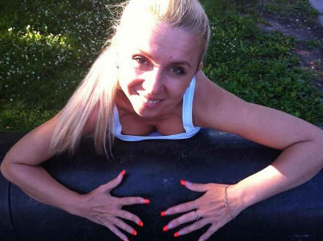 Зрелки за 45 раздеваются и светят сиськами на отдыхе 24 фото