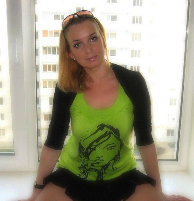 Зрелки за 45 раздеваются и светят сиськами на отдыхе 30 фото