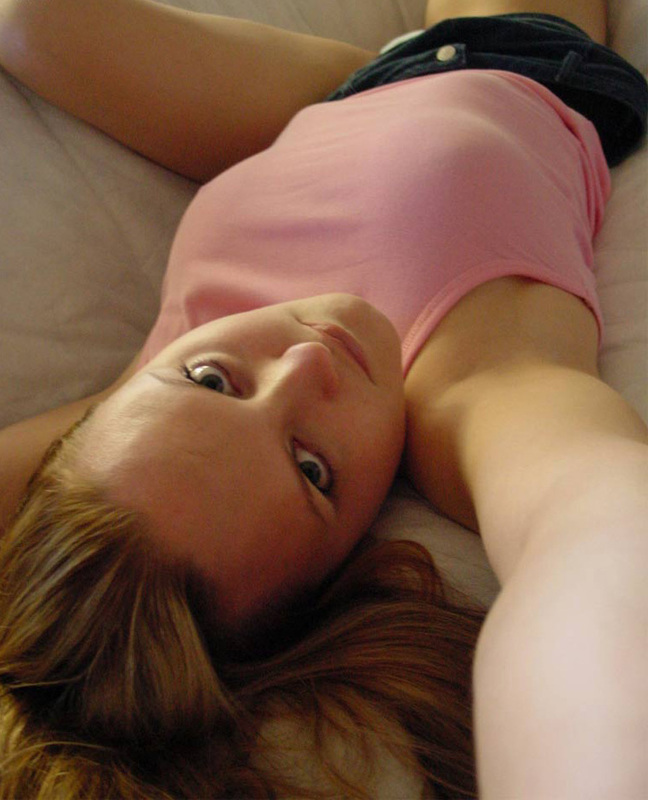 Голая девка с непростым и горячим нравом 1 фото