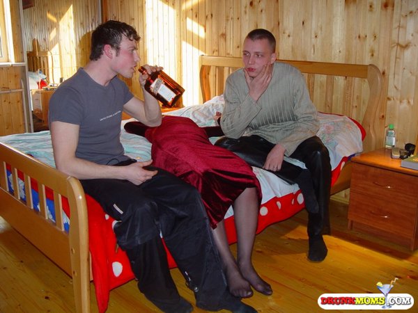 Два молодых парня поимели пьяную давалку в киску 4 фото Два молодых парня поимели пьяную давалку в киску 4 фото